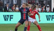 Jogadoras de Benfica e PSG disputam a bola