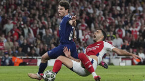 João Neves explicou tudo a Schmeichel: «Temos que mostrar o nosso melhor para os enganar»