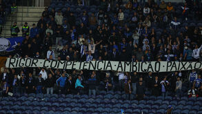 A tarja dos Super Dragões com um recado à direção do FC Porto: «Falhou tudo, menos os adeptos»