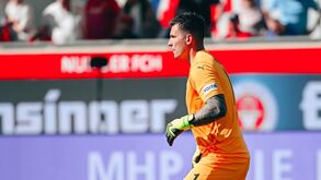 Guarda-redes do Heidenheim Kevin Müller sofreu concussão em colisão em campo