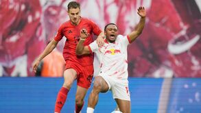 Josip Stanisice Lois Opend em ação no Leipzig-Bayern Munique