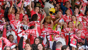 Benfica conquista pentacampeonato e jogadoras festejam com os adeptos nas bancadas