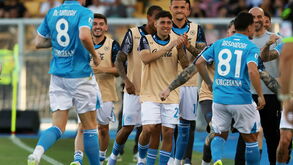 Jogadores do Nápole festejam golo frente ao Lecce