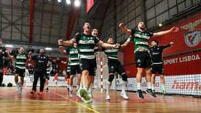 Equipa de andebol do Sporting festeja na Luz