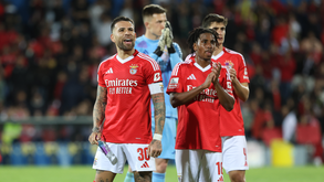 Jogadores do Benfica festejam vitória sobre o Estoril antes do dérbi com o Sporting