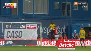Benfica ficou a pedir penálti por mão de Boma na área do Estoril: árbitro nada assinalou após indicação do VAR