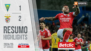 «Esta época o Benfica meteu várias vezes o nigeriano Tassakompor e o espanhol Porsajeito...»