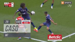 «Há estádios em que é penálti...»: Sp. Braga queixa-se de lance no jogo com o Santa Clara