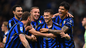 Jogadores do Inter Milão festejam golo de Asllani frente ao Hellas Verona