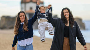 Família feliz: dois corações de mãe por um amor maior