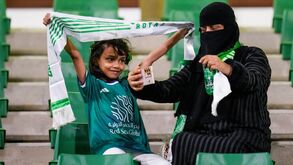 Vida pouco glamourosa de mulheres de jogadores na Arábia: «Disseram para voltar quando estivesse devidamente vestida»