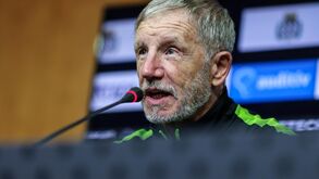 Stuart Baxter segue no comando do Boavista na próxima época