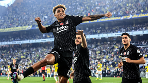 Fenerbahçe de Mourinho perde dérbi com o Besiktas e diz praticamente adeus ao título na Turquia. Gedson Fernandes marcou o único golo do encontro