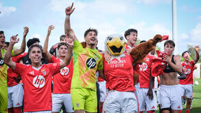Rui Costa de sorriso no rosto: as imagens da festa da equipa de juniores do Benfica após a conquista do título