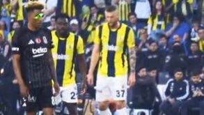 Gedson 'atingido' por laser no rosto durante jogo com o Fenerbahçe: adepto já foi detido