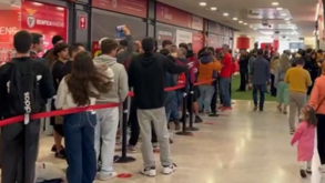 Longas filas na Luz para comprar bilhetes para o dérbi: houve adeptos a dormir no estádio 