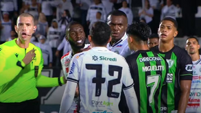 Boliviano Miguelito preso no final do jogo por insultos racistas