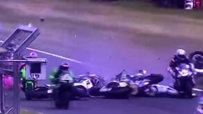 Acidente brutal no campeonato britânico de Superbikes: dois pilotos morrem em acidente com 11 motos