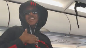 Lesionado Koundé viajou rumo a Milão para apoiar Barcelona... num voo da easyJet