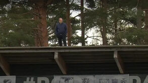 Se a moda pega: treinador suspenso segue jogo... em cima da bancada