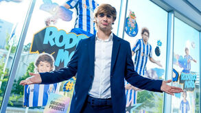 Oficial: Rodrigo Mora renova até 2030 com o FC Porto