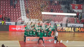O momento em que o Sporting levantou o troféu de campeão de voleibol na Luz
