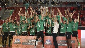 Leões erguem o troféu