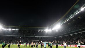 'Invasão' de jogadores, arremesso de objetos e tarjas de apoio: Sporting paga mais de 18 mil euros em multas