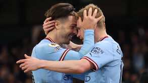 Grealish e De Bruyne celebram mais um golo