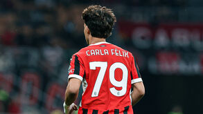 AC Milan presta tributo às mães: Carla Félix 'joga' com a 79...