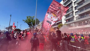 Loucura na Luz: milhares de adeptos à espera do autocarro do Benfica