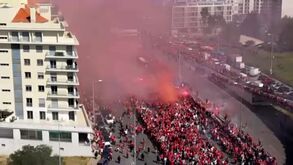 Loucura na chegada do autocarro do Benfica à Luz