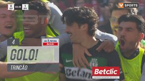 Sporting marcou a abrir: Gyökeres atraiu a defesa do Benfica e assistiu Trincão para um belo golo