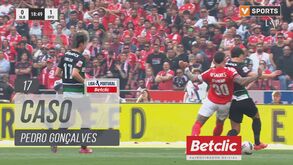 Sporting pediu penálti neste lance com Pote mas o árbitro nada marcou