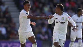 Aston Villa triunfa em Bournemouth e fica à porta dos lugares de Champions