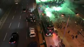 Cânticos, fogo de artifício e aplausos: autocarro do Sporting recebido por milhares de adeptos em Alvalade