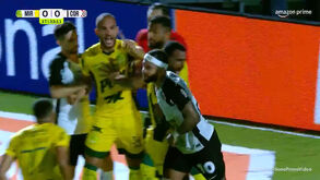 Memphis Depay tentou penálti à Panenka, falhou e... provocou a confusão