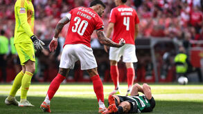 «Penálti e segundo amarelo para Otamendi»: Iturralde González analisa casos do Benfica-Sporting
