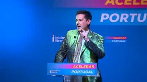 Rui Rocha atingido com tinta verde durante comício em Lisboa