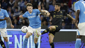 Jogadores de Nápoles e Génova disputam a bola