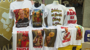 Papa Leão XIV já tem o rosto estampado em t-shirts para todos os gostos 