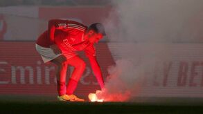 Aktürkoglu retira engenho pirotécnico do relvado