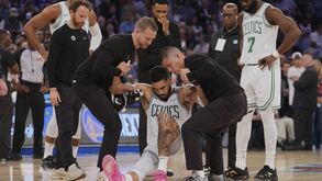 Celtics sofrem duplo revés na visita a Nova Iorque: derrota e lesão de Jayson Tatum