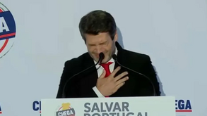 André Ventura sente-se mal durante comício em Tavira e é levado de ambulância para o hospital