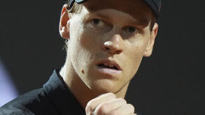 Jannik Sinner vence Cerundolo no regresso após suspensão por doping