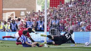 Jogador do Nottingham Forest em coma induzido após operação de urgência