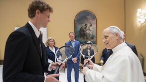 Papa Leão XIV recebe raqueta de Sinner e pergunta: «Posso jogar em Wimbledon?» 