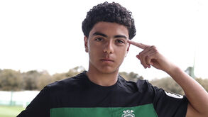 Francisco Cabeçana assina contrato profissional com o Sporting e já treina na Academia
