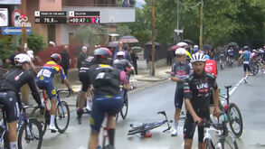 Queda coletiva e muita chuva: 6.ª etapa do Giro neutralizada   