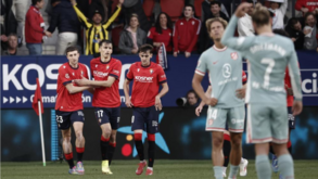 Jogadores do Osasuna festejam golo marcado ao Atlético Madrid